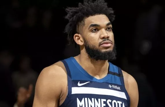 Nombres de Karl-Anthony Towns  y  Kevin Durant envueltos en rumor de cambio .  ap