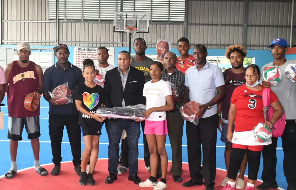 Franklin Rodríguez, director de Deportes del Miderec en Santo Domingo Oeste, hace entrega de  utilerías a dirigentes y entrenadores de clubes de la comunidad de Guerra.