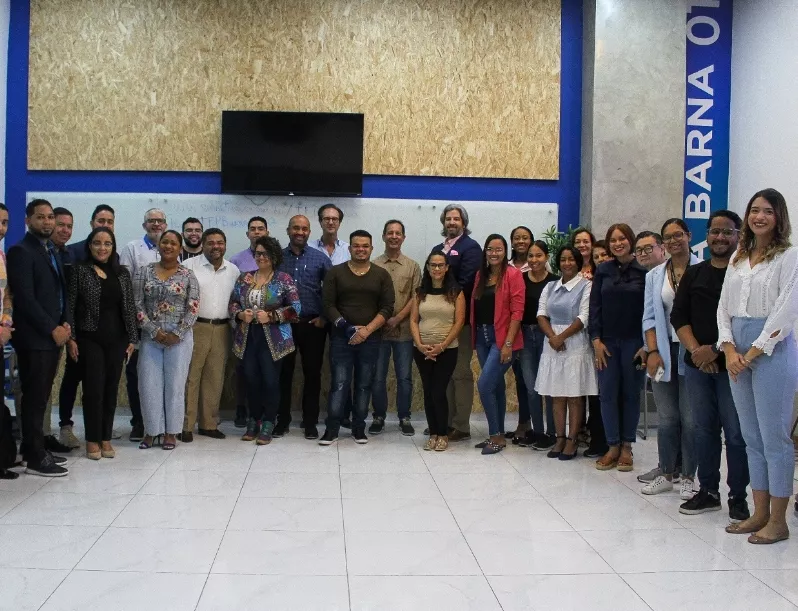 Santiago Camarena, de Alpha Inversiones, y Paulo Alves,  de Barna Management, junto a periodistas.