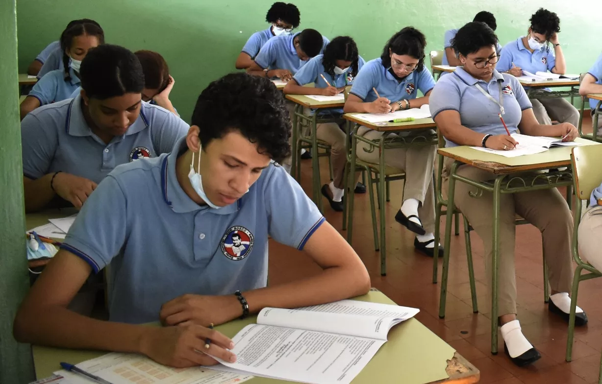 Jóvenes del  Colegio Don Bosco  mientras completaban sus pruebas.   JOSE DE LEON