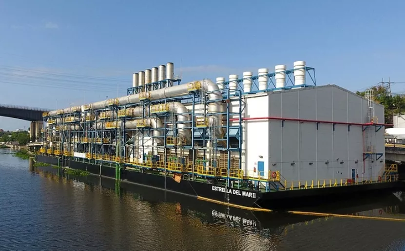 En el río Ozama operan dos barcazas generadoras de energía.