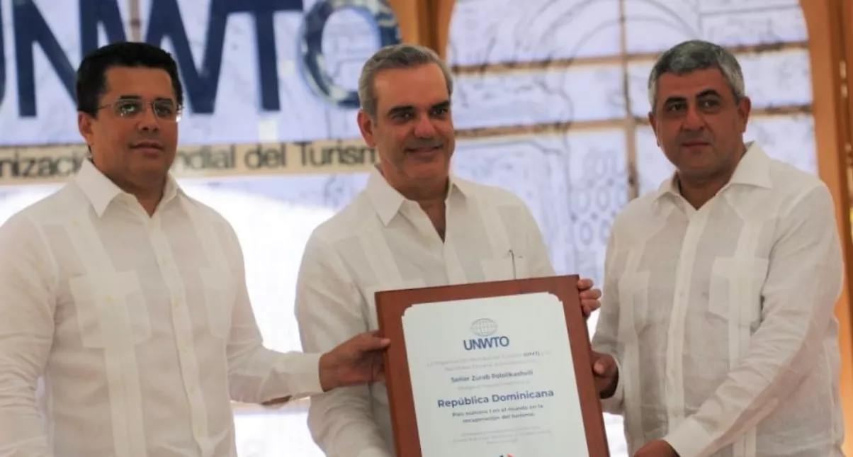 En mayo el presidente Abinader recibió reconocimiento que dio la OMT al país.