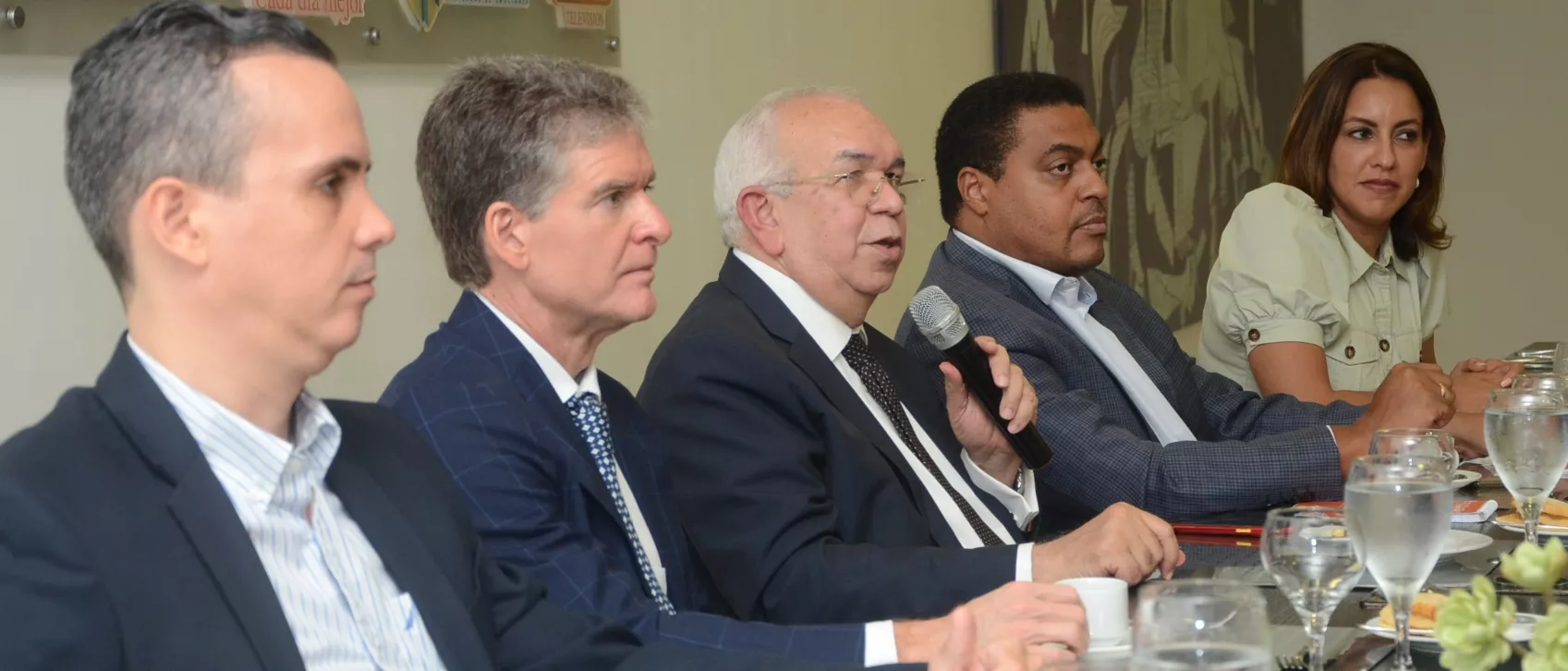 Enmanuel Sosa, José Alfredo Corripio,  Fernando Durán, José Monegro y Solangy Mejía durante el Almuerzo.