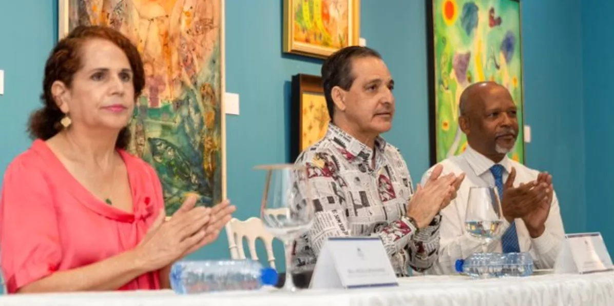 Ángela Hernández, Pastor de Moya y César Zapata mientras  anunciaban  los premios.