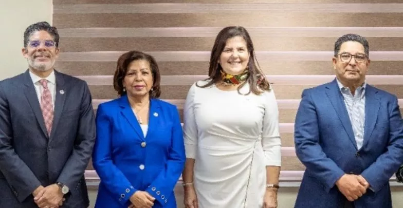 Académicos de Cenapec junto a personalidades en el acto.
