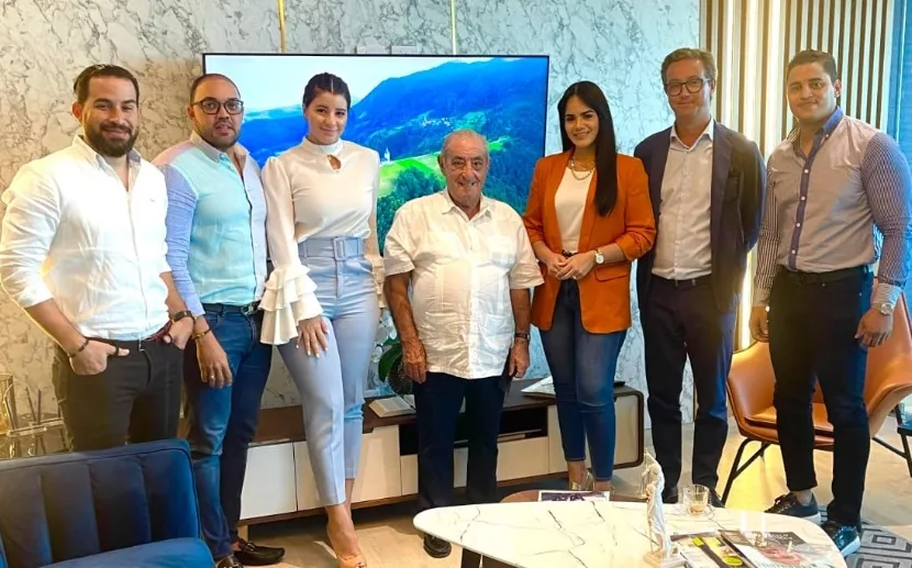 Ejecutivos de Apartamentos RD junto a Don  Pepe Hidalgo.