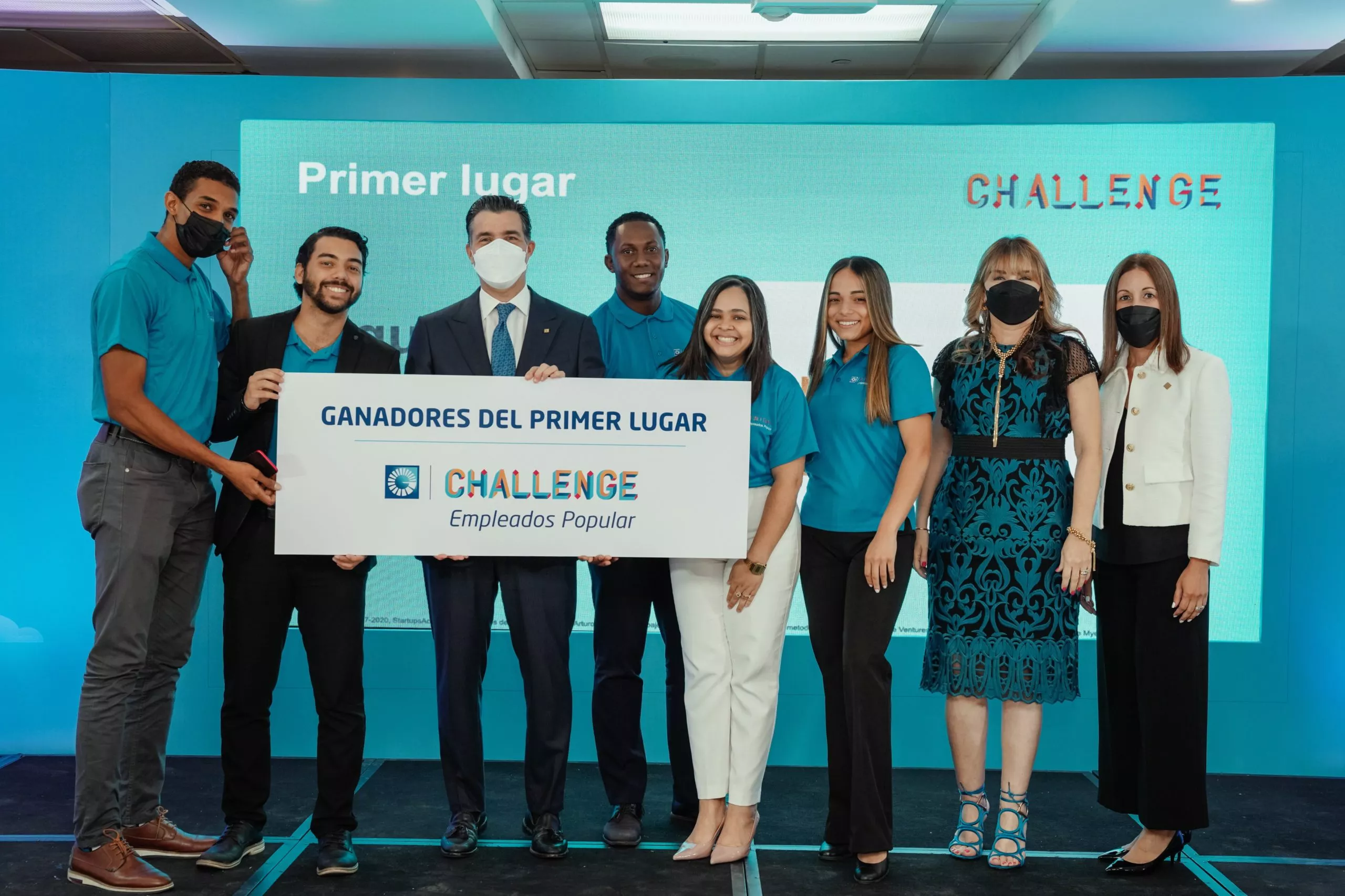 Los ganadores del primer lugar, Mario Ramírez, José Chez, Mariela Gavilán, Orquídea La Beet y Juan Rodríguez, junto a los señores Christopher Paniagua, presidente ejecutivo del Banco Popular y Antonia Antón de Hernández, vicepresidente ejecutiva senior de Gestión Humana, Transformación Cultural, Administración de Créditos y Cumplimiento.