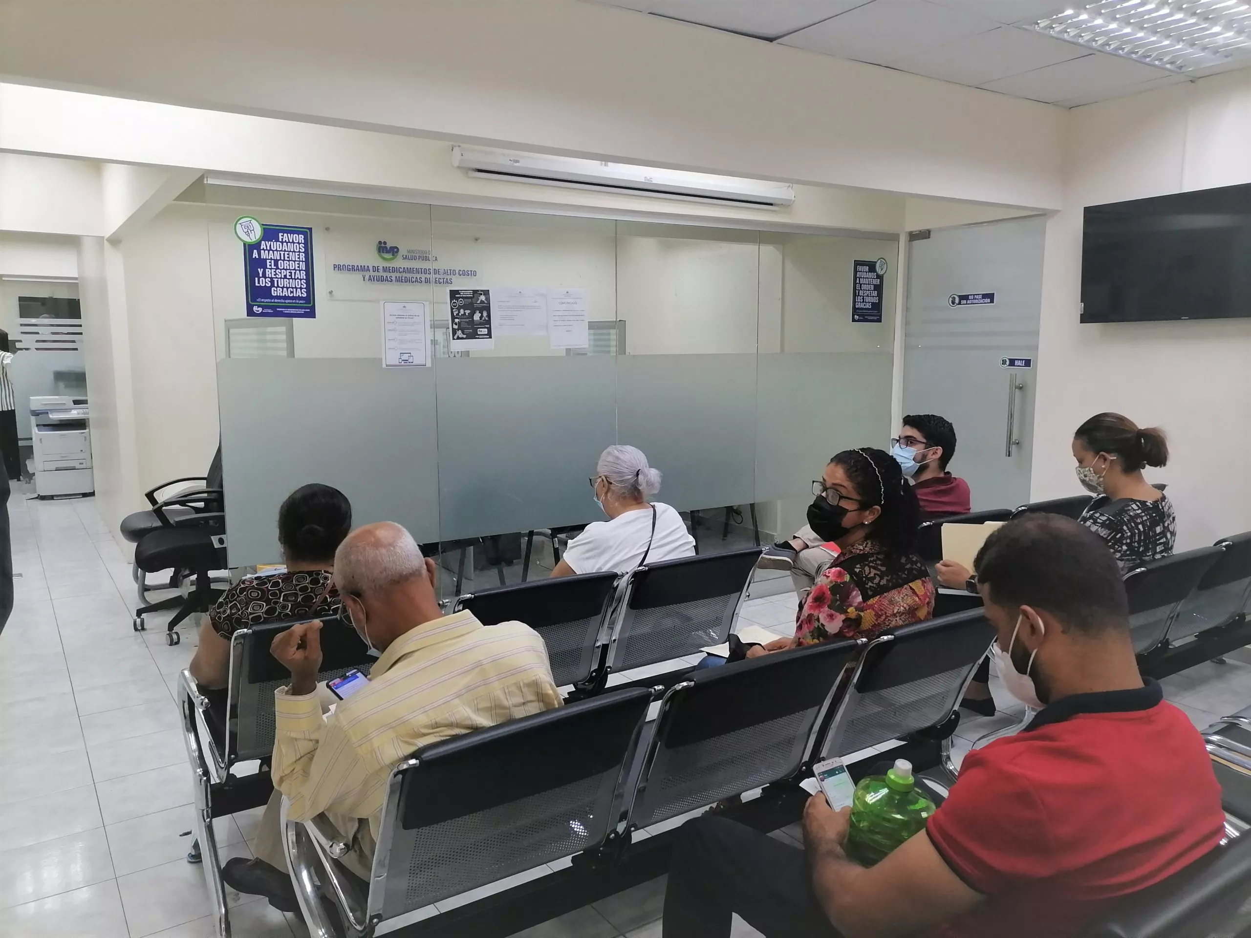 Foto de sala del Programa de Medicamentos de Alto Costo (2)