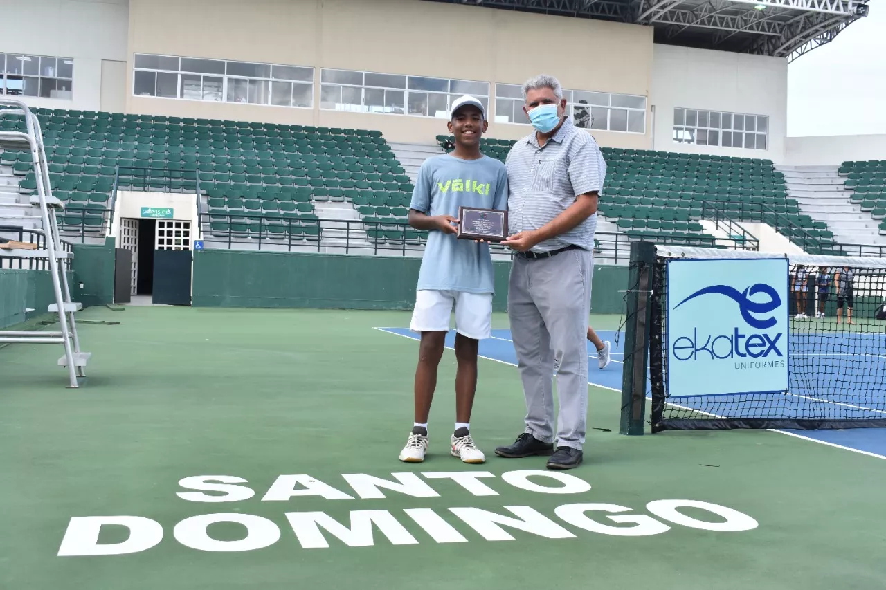 Guerrero es premiado por Sergio Tobal