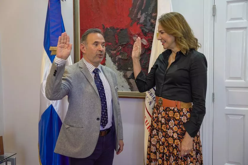 Ministra Milagros Germán juramenta a Carlos Veitía como nuevo director del Teatro Nacional