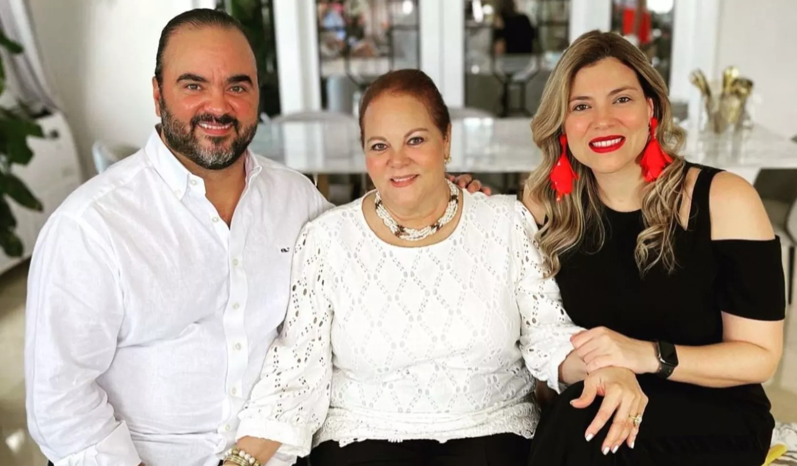 La fenecida Pilar Beras Goico y sus hijos Giancarlo y Laura Marie Beras Goico.  AGENCIA FOTO