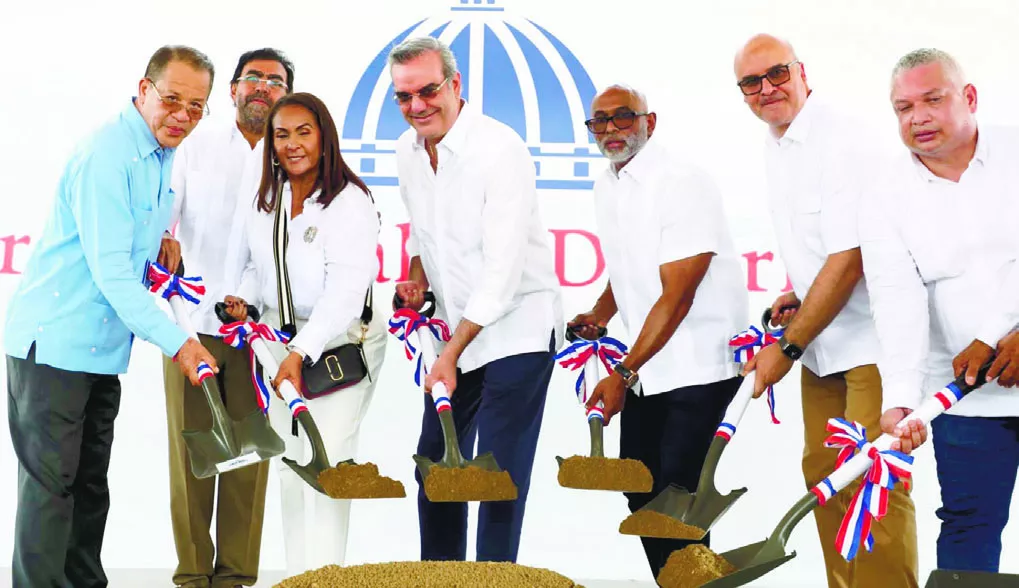 El presidente  Abinader y acompañantes dan el primer palazo para dejar iniciado el proyecto  junto autoridades del lugar.