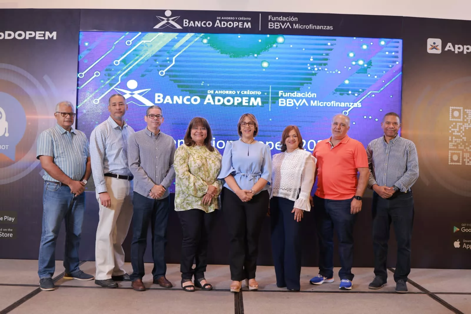 Mercedes Canalda de Beras-Goico (centro) junto a vicepresidentes y ejecutivos de Adopem.