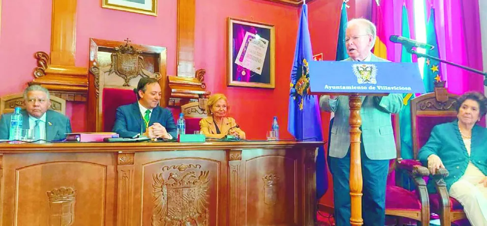 José Luis Corripio Estrada mientras  agradecía la distinción ante las autoridades de la Alcaldía de Villaviciosa.