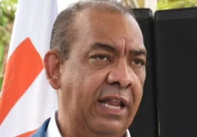 Deligne Ascención, ministro de Obras Públicas.