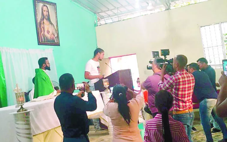 Mineros son recibido en comunidad con eucaristía de acción de gracias.     fuente externa