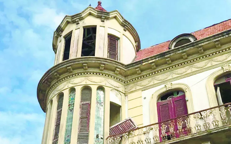 La gran torre poligonal en ángulo que caracteriza al edificio Morey.