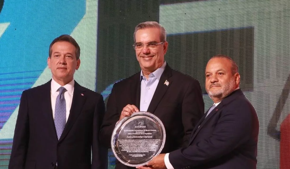 El presidente Luis Abinader  cuando recibía un  reconocimiento de ADOZONA.