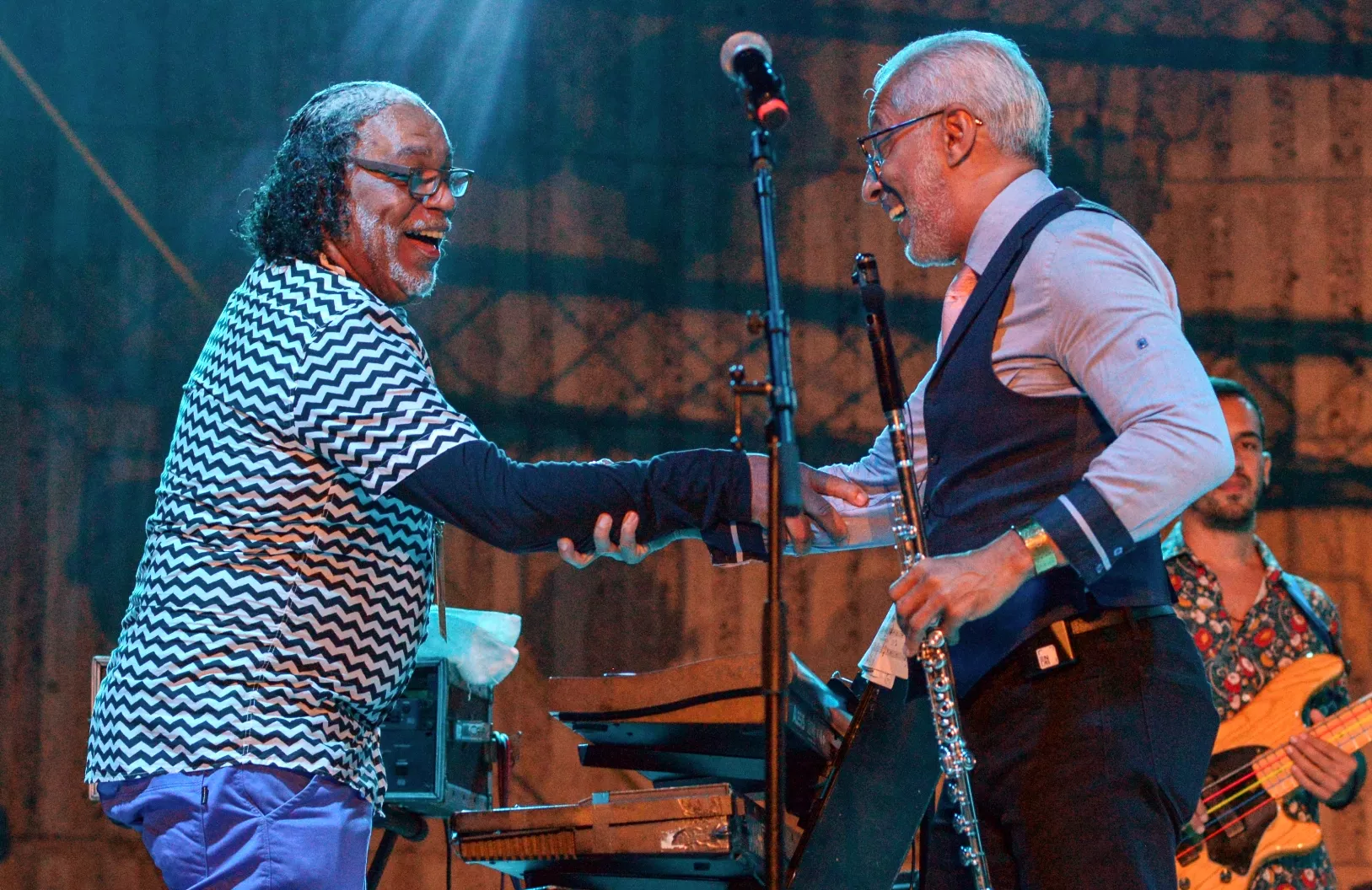 Rafelito Mirabal, de Santiago, y Néstor Torres, de Puerto Rico, se saludan en una pausa del concierto.