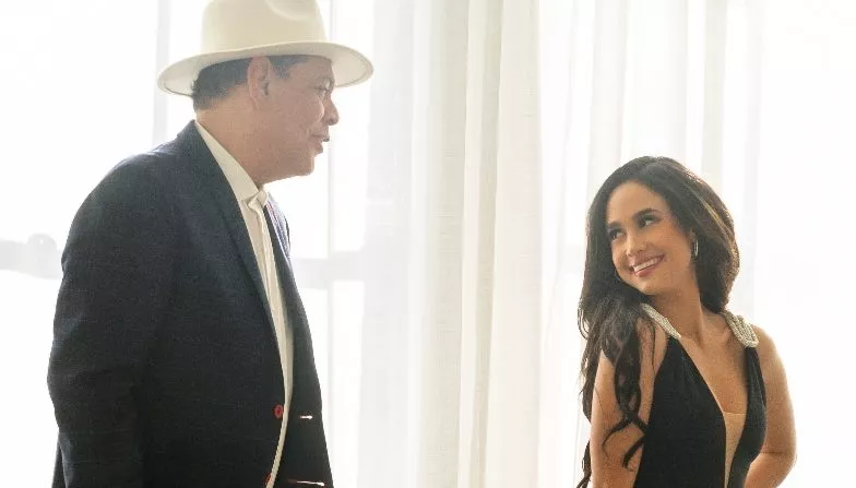 La actriz Emily Tosta  junto a Fernando Villalona.