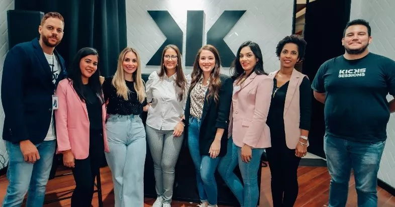 Ejecutivos nacionales e internacionales de KICKS, durante la inauguración de la tienda.