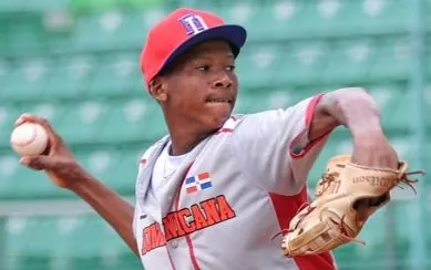 César Altagracia realiza un envío en su salida ante  México