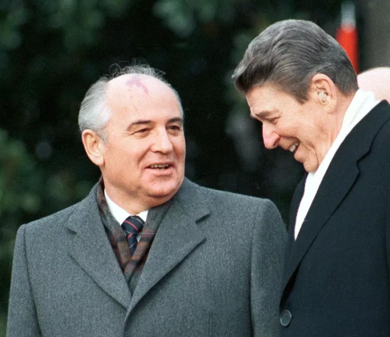 Mijail Gorbachov y Ronald Reagan en una reunión en 1988.  AP