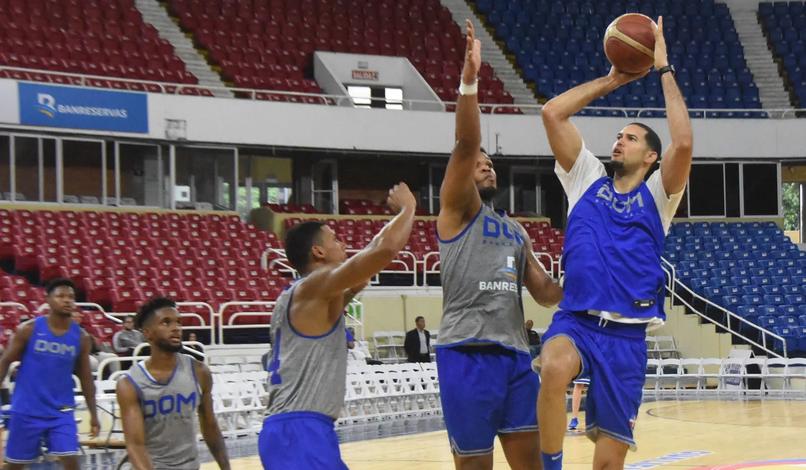 El veterano centro Eloy Vargas  hace  ofensiva ayer  durante los entrenamientos de l equipo dominicano  .  Alberto calvo