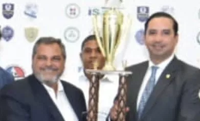 Junior Noboa y Luis Miñoso muestran trofeo de la justa.