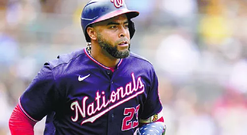 Nelson Cruz recorre las luego de batear el jonrón de 440 pies.