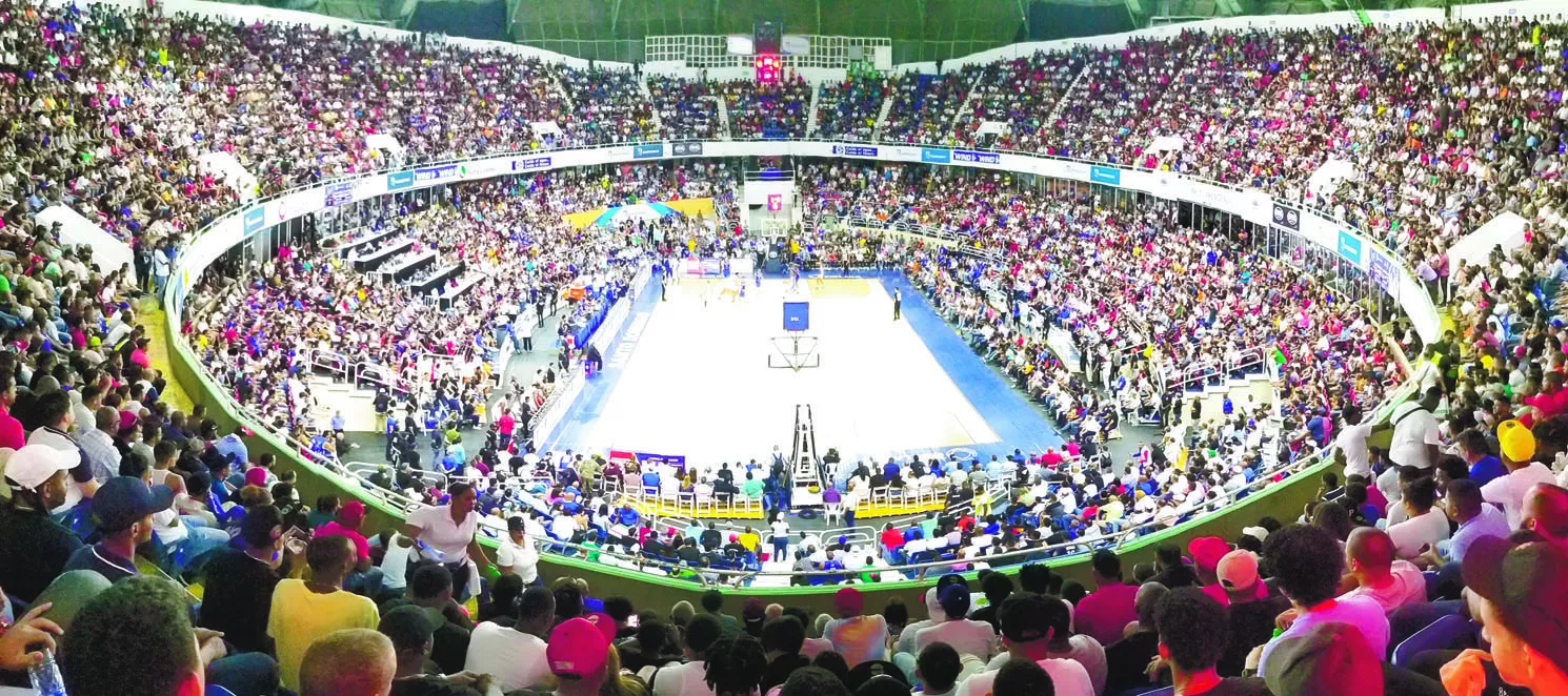 Vista panorámica del Palacio de los Deportes Virgilio Travieso Soto, que estuvo a su máxima capacidad en apoyo al equipo nacional de baloncesto de mayores.  Alberto calvo