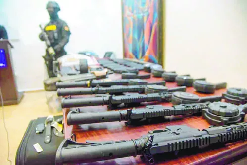 Algunas de las armas ocupadas a la red “KAF”.