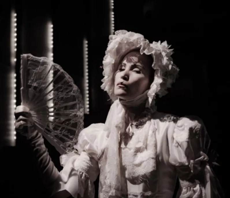 Nileny Dippton interpretando a Cecilia B.