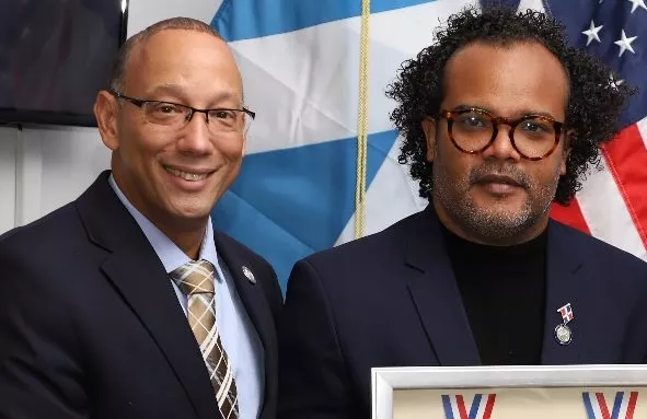 El alcalde Brian de Peña y Alberto Zayas.