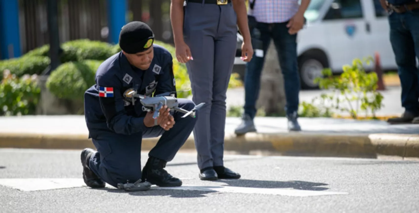 Un agente de la Policía durante la exhibición de la nueva unidad táctica de drones que será operada por 42 agentes.