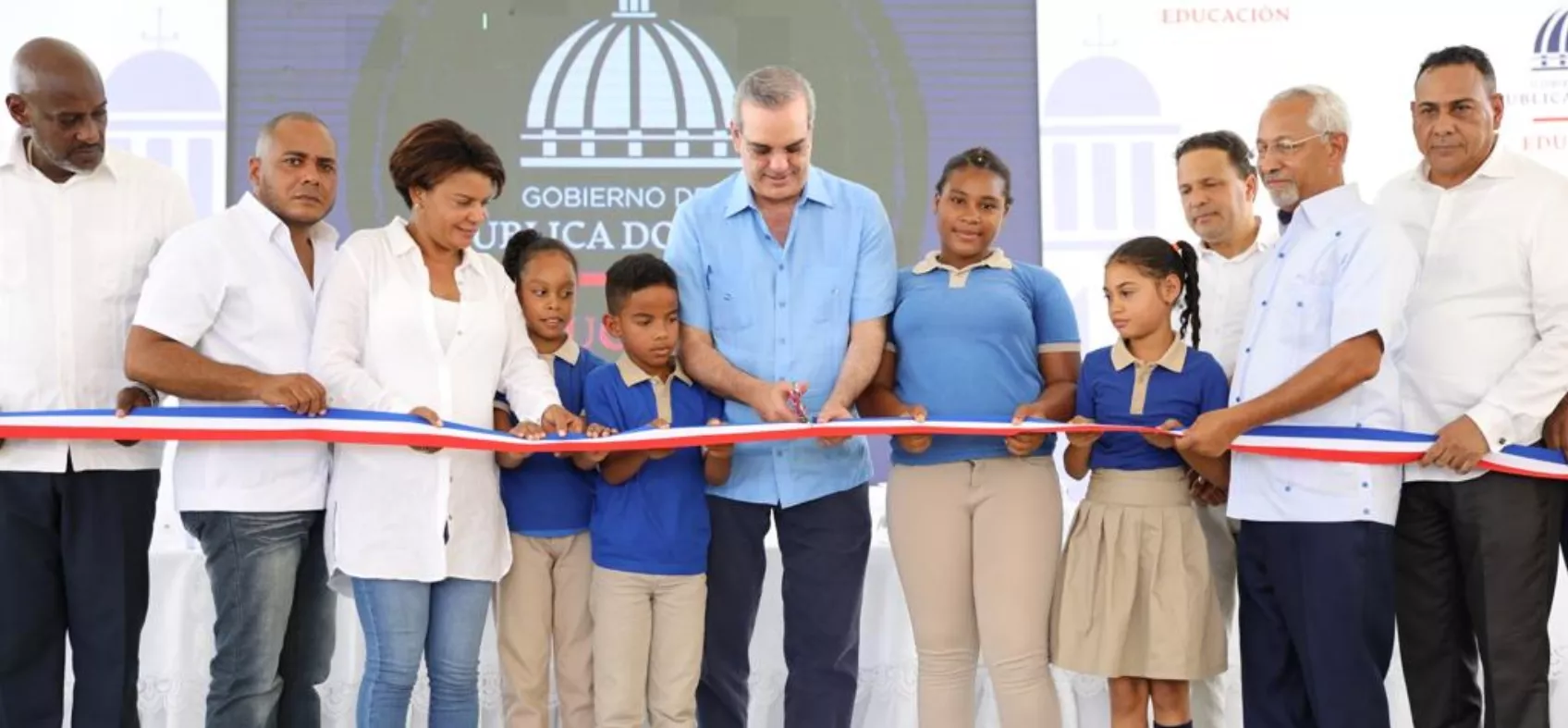 Luis Abinader inaugura escuela