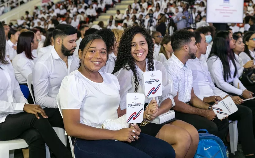 En el  acto participaron jóvenes beneficiados con el programa.