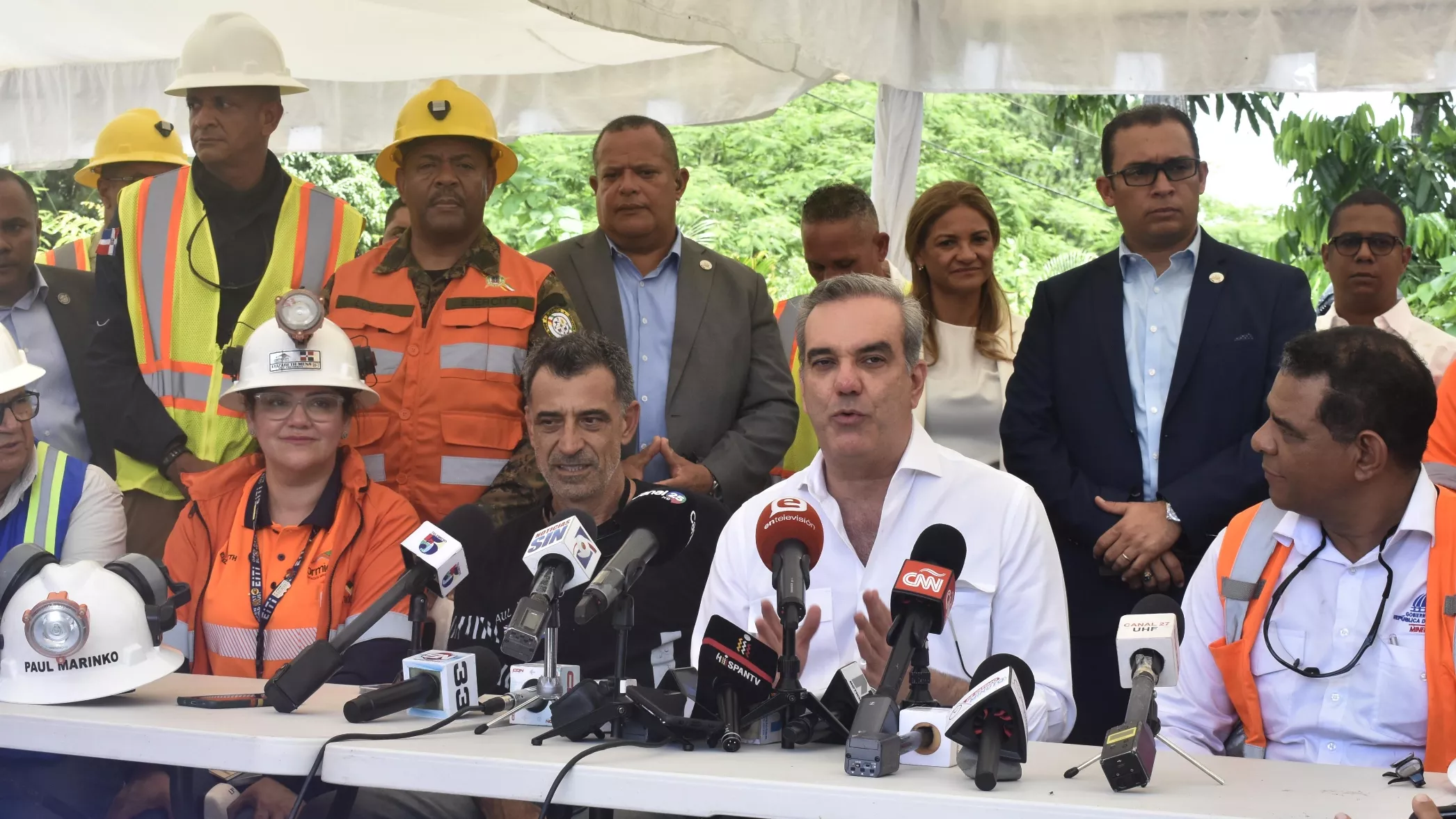 El presidente Luis Abinader luego de hablar con mineros rescatados, da detalles del proceso junto a ejecutivos de la empresa minera Cormidom.  José De León