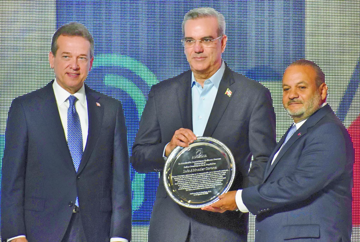 El presidente Abinader recibe reconocimiento del presidente  de Adozona.