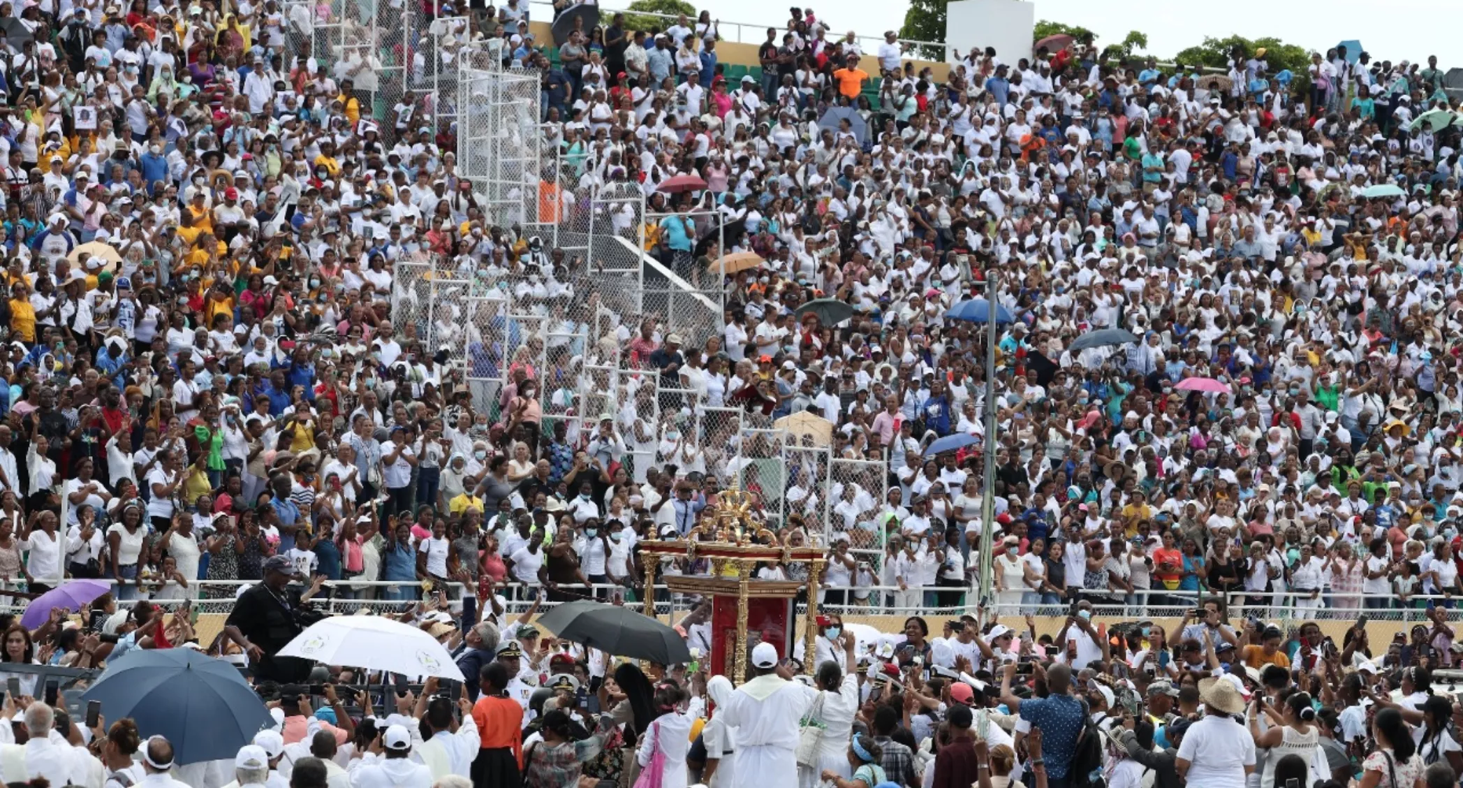 Vista parcial de la multitud que colmó el Centro Olímpico a donde se llevó el lienzo original de la imagen de la Virgen de la Altagracia.  FUENTE EXTERNA