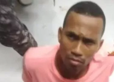 El homicida se fracturó una pierna en la huida.