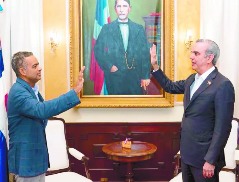 Joel Santos al ser juramentado por  Luis Abinder.  AGENCIA FOTO