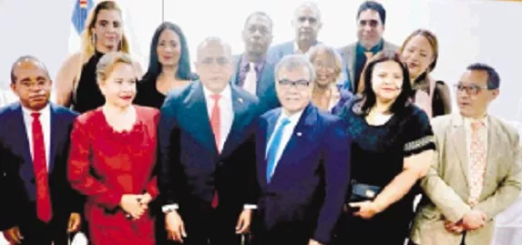 Miembros del Colegio Médico, junto a los nuevos Maestros de la Medicina.