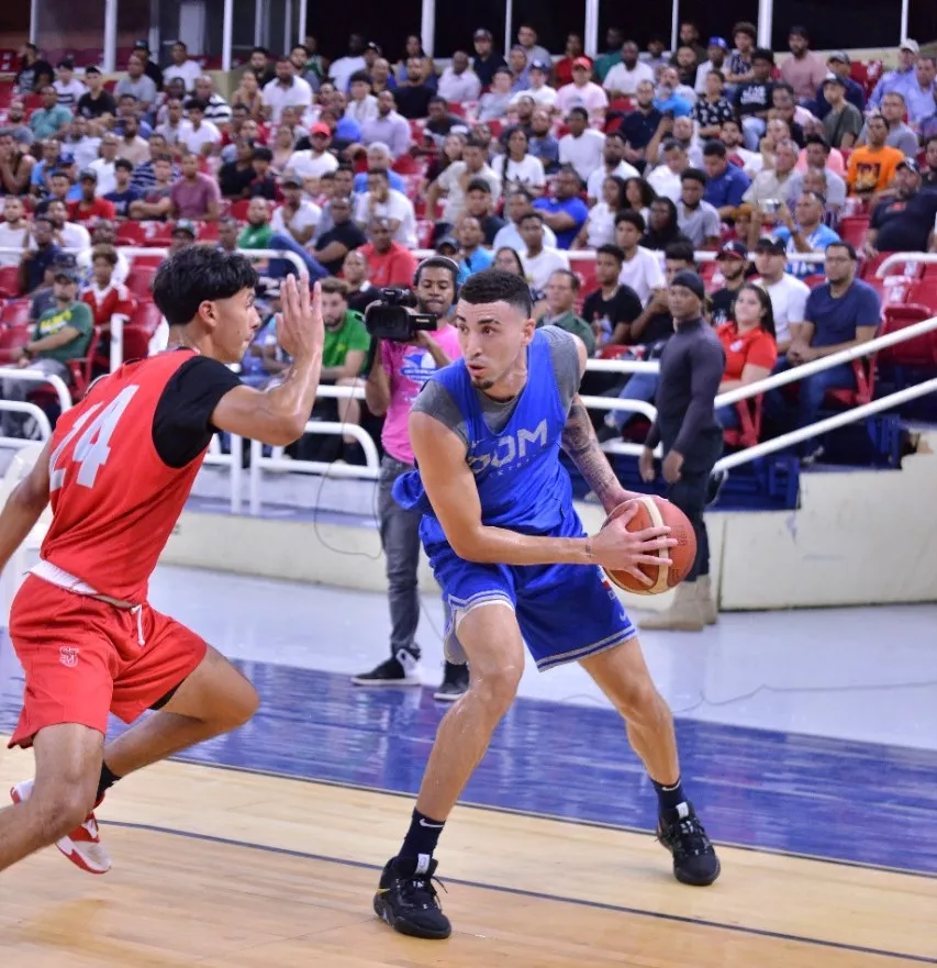 El NBA dominicano Chris Duarte, del equipo nacional de mayores, defendido por Rafael Pinzón, de la Universidad de Saint John’s.