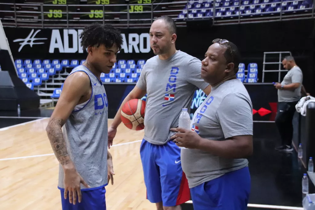 Richard Bautista, David Díaz y Melvyn López, dirigente del equipo dominicano de baloncesto de mayores.
