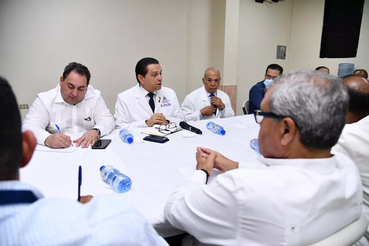 Junto al CMD sostienen encuentro con personal médico y administrativo del centro docente y donde trataron la situación del referido hospital