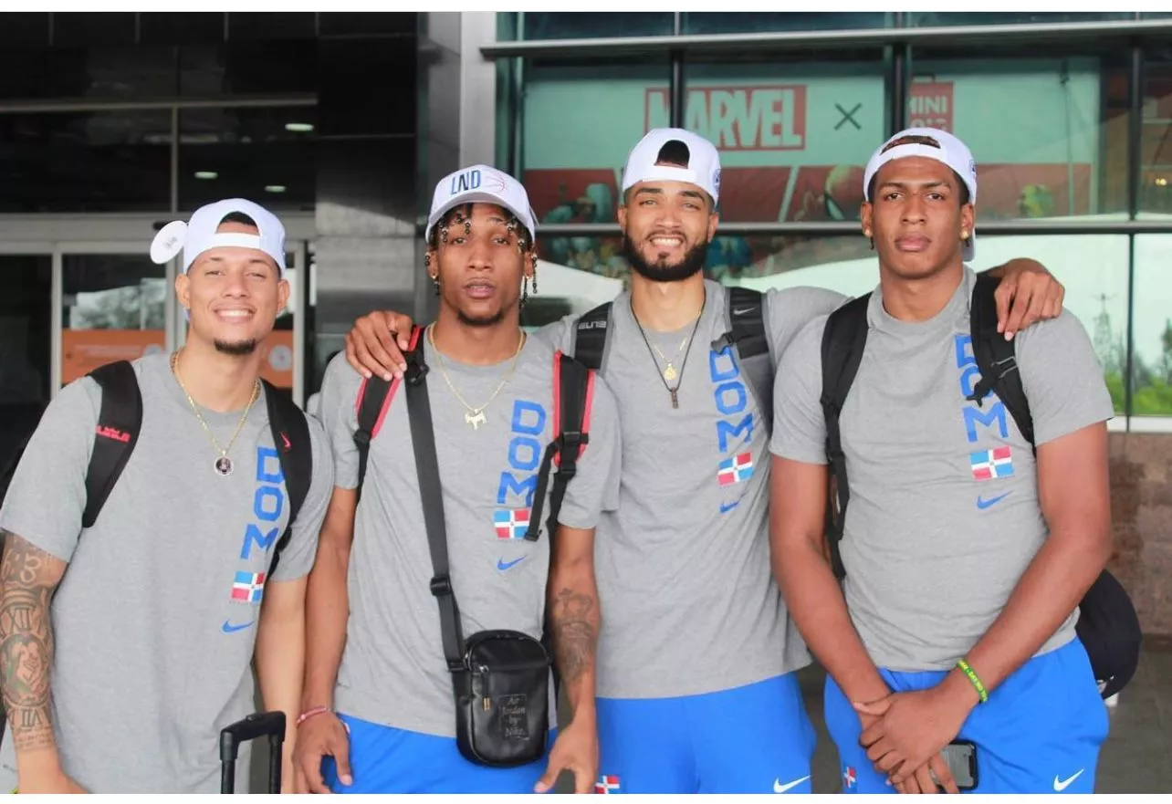 Yerri Flores, Jassel Pérez, Anyeuri Castillo y José Familia, en el aeropuerto.
