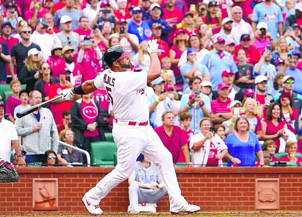 El dominicano Albert Pujols observa el trayecto de la bola que viajó a 429 pies  para  facilitarle el triunfo a San Luis ante Cubs.
