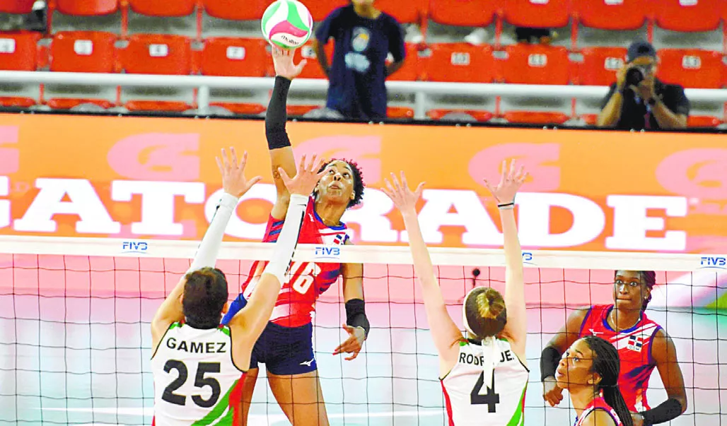 Yonkaira Peña Isabel  consigue un potente remate en el segundo parcial ante  el seleccionado de México.  Alberto calvo