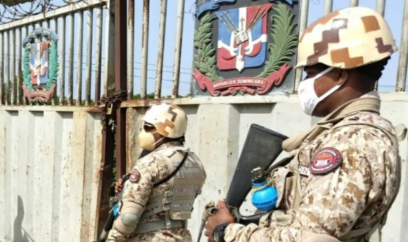 Miembros de las Fuerzas Armadas custodian en la frontera.